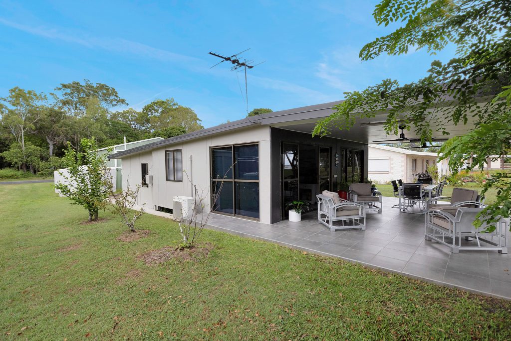 12 Murray Road, St Helens Beach, QLD 4798 AUS