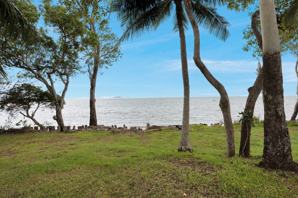 12 Murray Road, St Helens Beach, QLD 4798 AUS