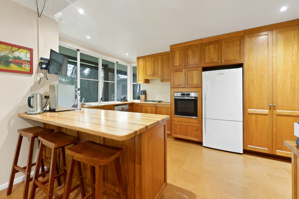 11 Kinnon Street, Glenella, QLD 4740 AUS