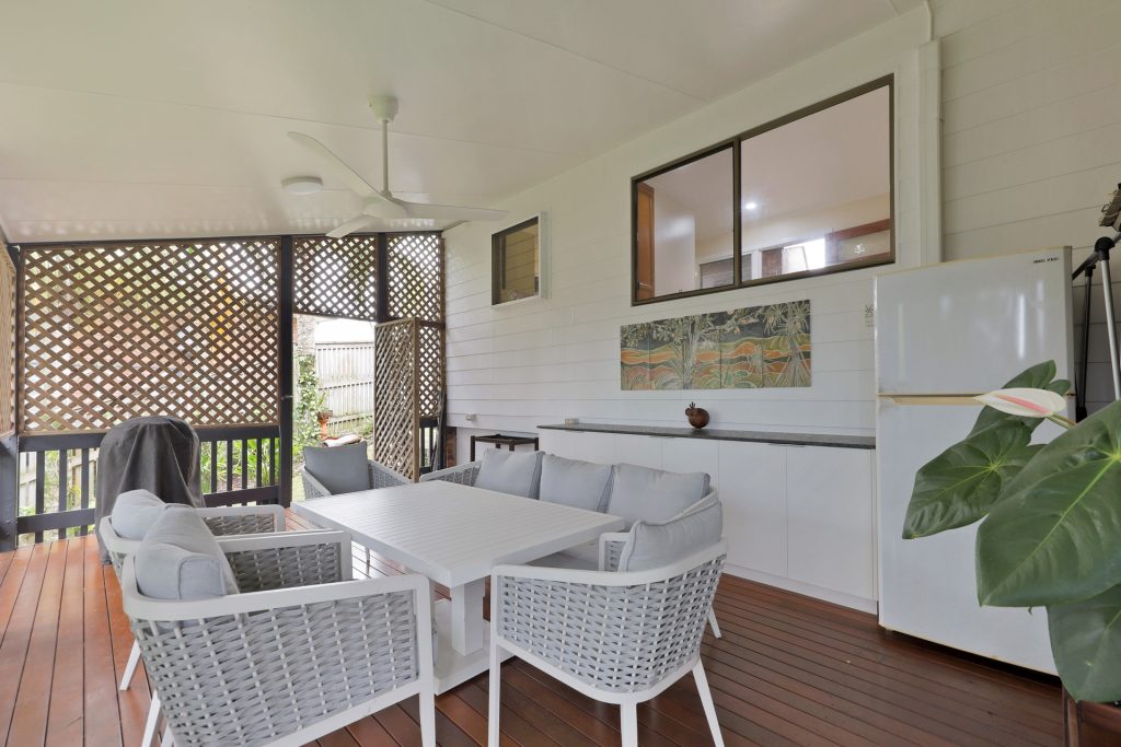 11 Kinnon Street, Glenella, QLD 4740 AUS