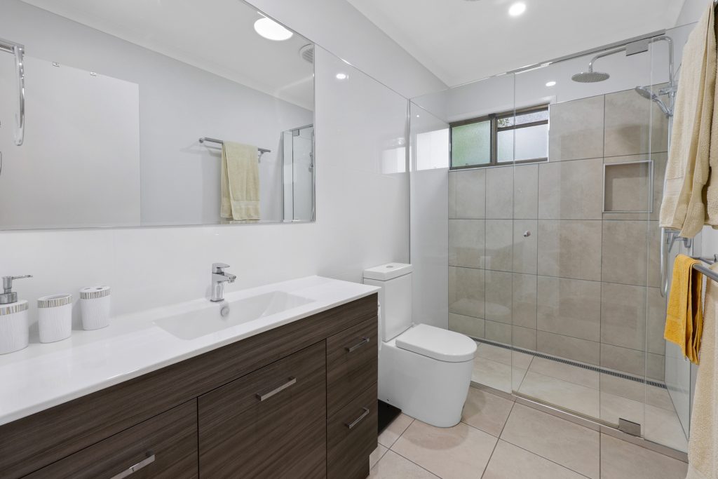 11 Kinnon Street, Glenella, QLD 4740 AUS