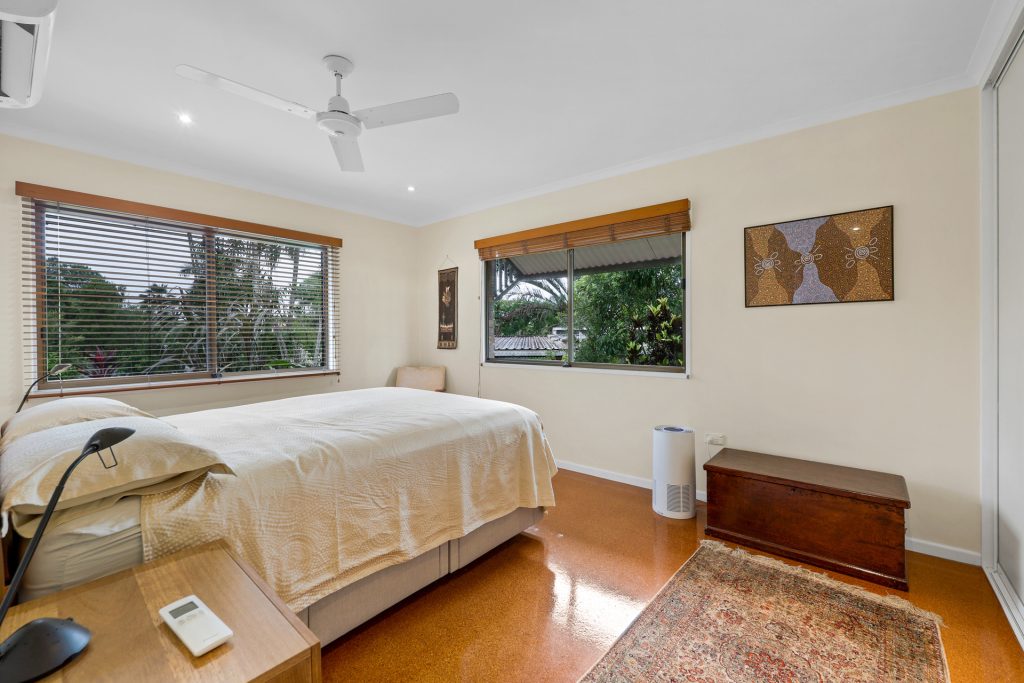 11 Kinnon Street, Glenella, QLD 4740 AUS