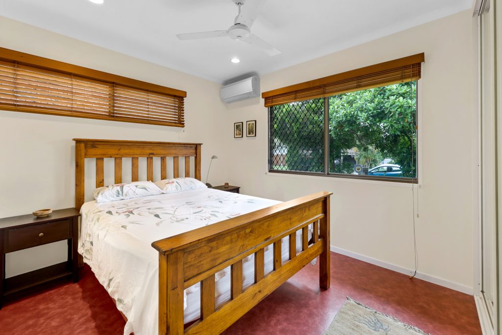 11 Kinnon Street, Glenella, QLD 4740 AUS