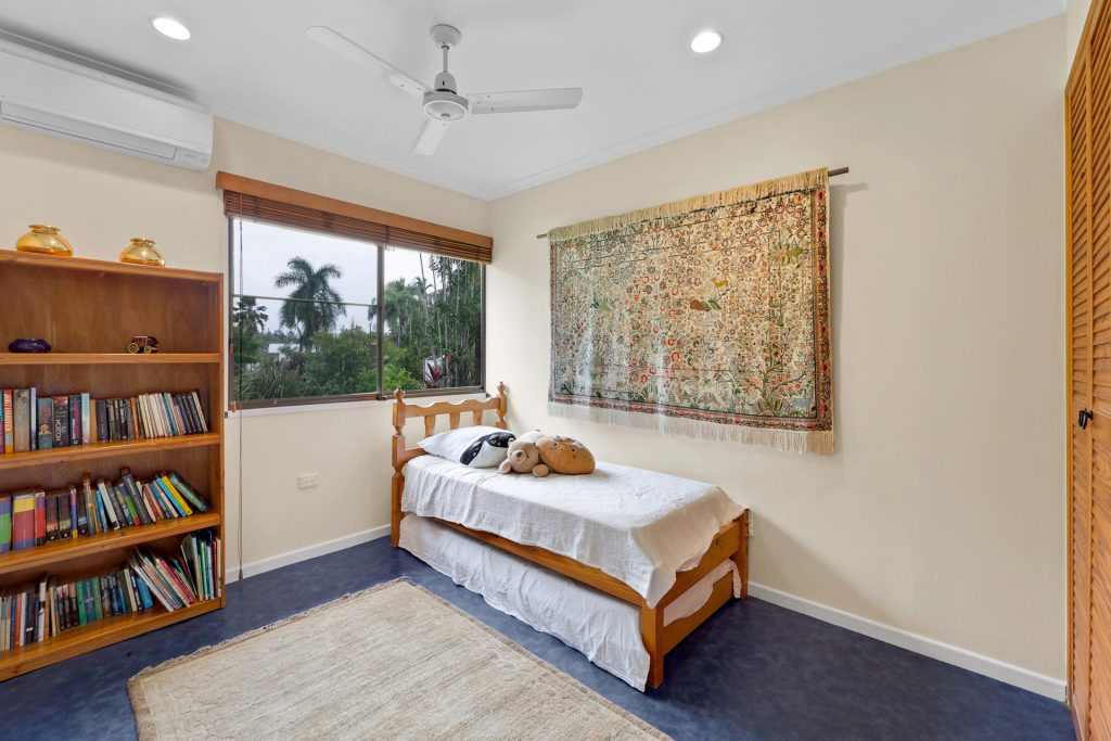 11 Kinnon Street, Glenella, QLD 4740 AUS