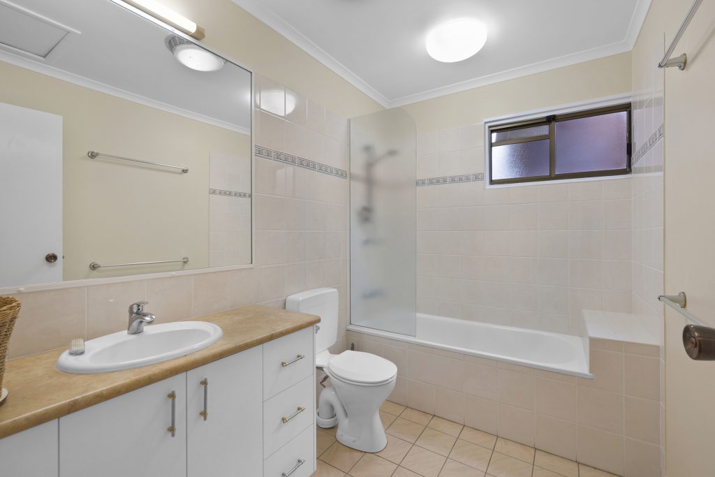 11 Kinnon Street, Glenella, QLD 4740 AUS