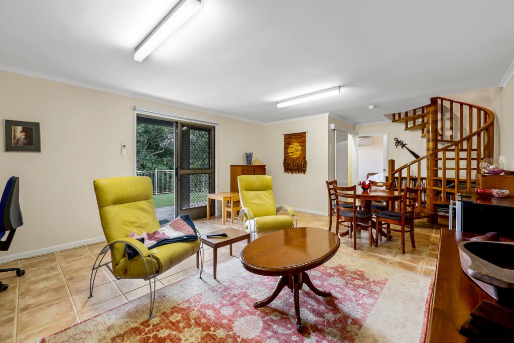 11 Kinnon Street, Glenella, QLD 4740 AUS