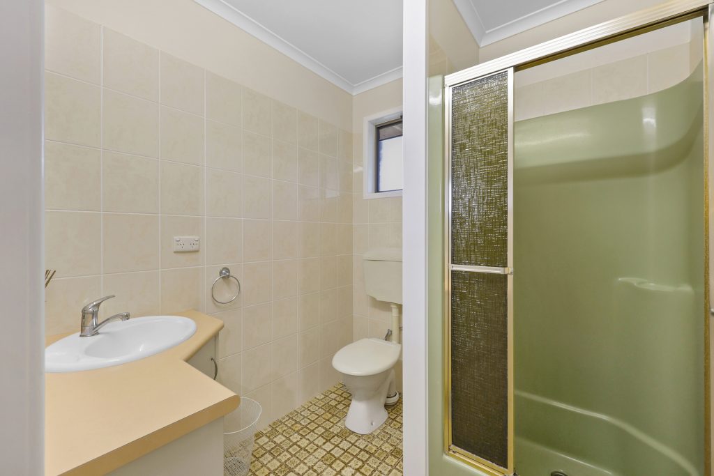 11 Kinnon Street, Glenella, QLD 4740 AUS