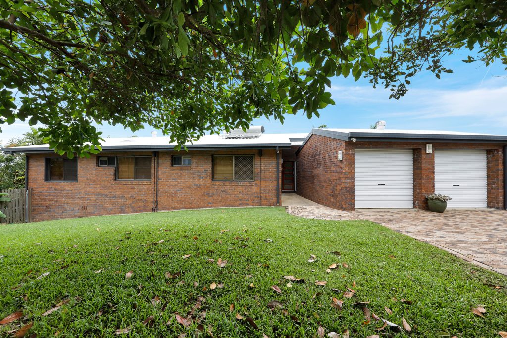 11 Kinnon Street, Glenella, QLD 4740 AUS