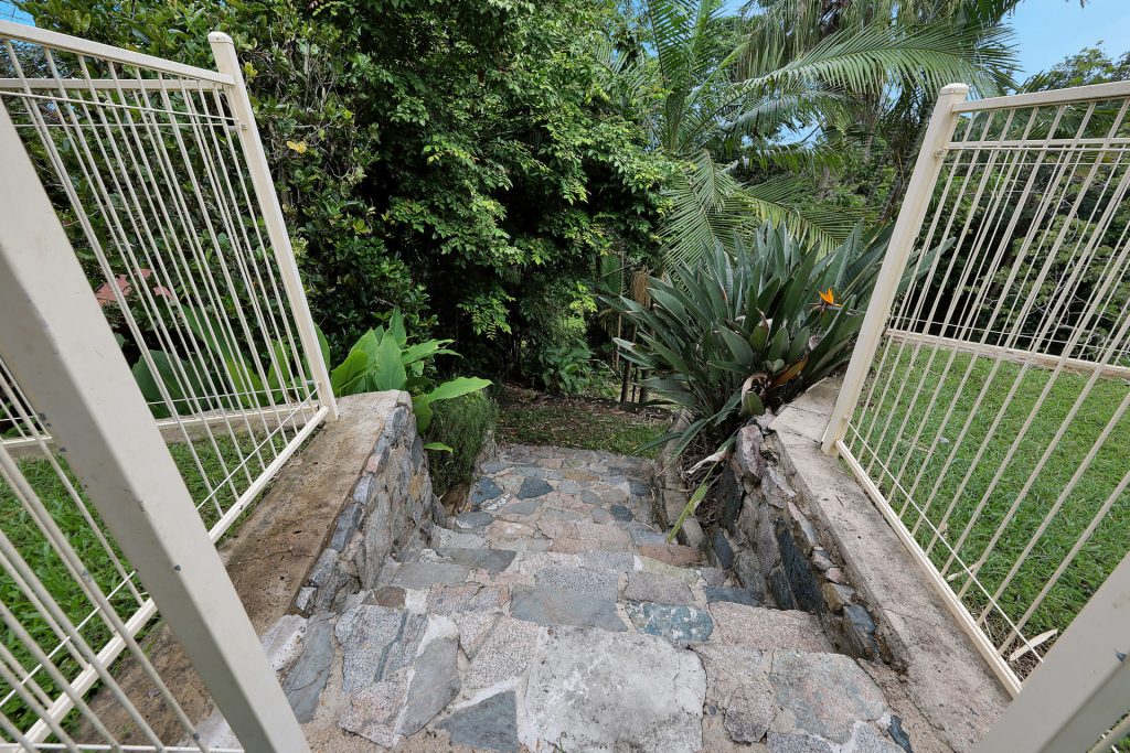 11 Kinnon Street, Glenella, QLD 4740 AUS