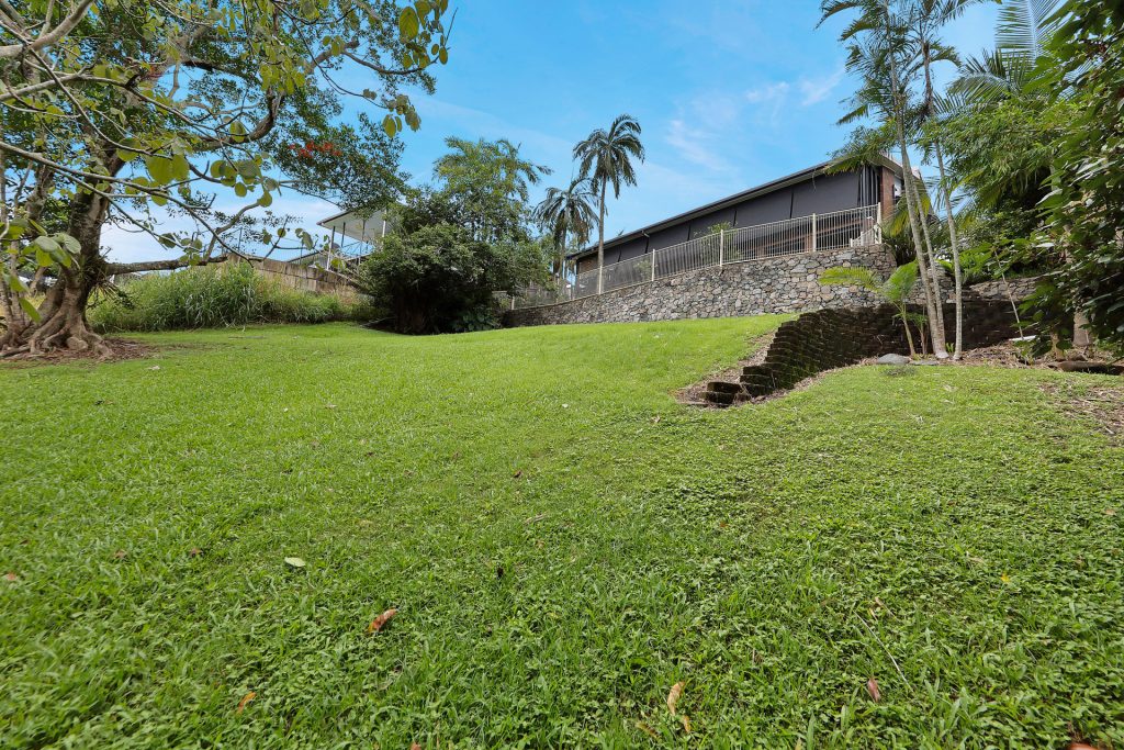 11 Kinnon Street, Glenella, QLD 4740 AUS