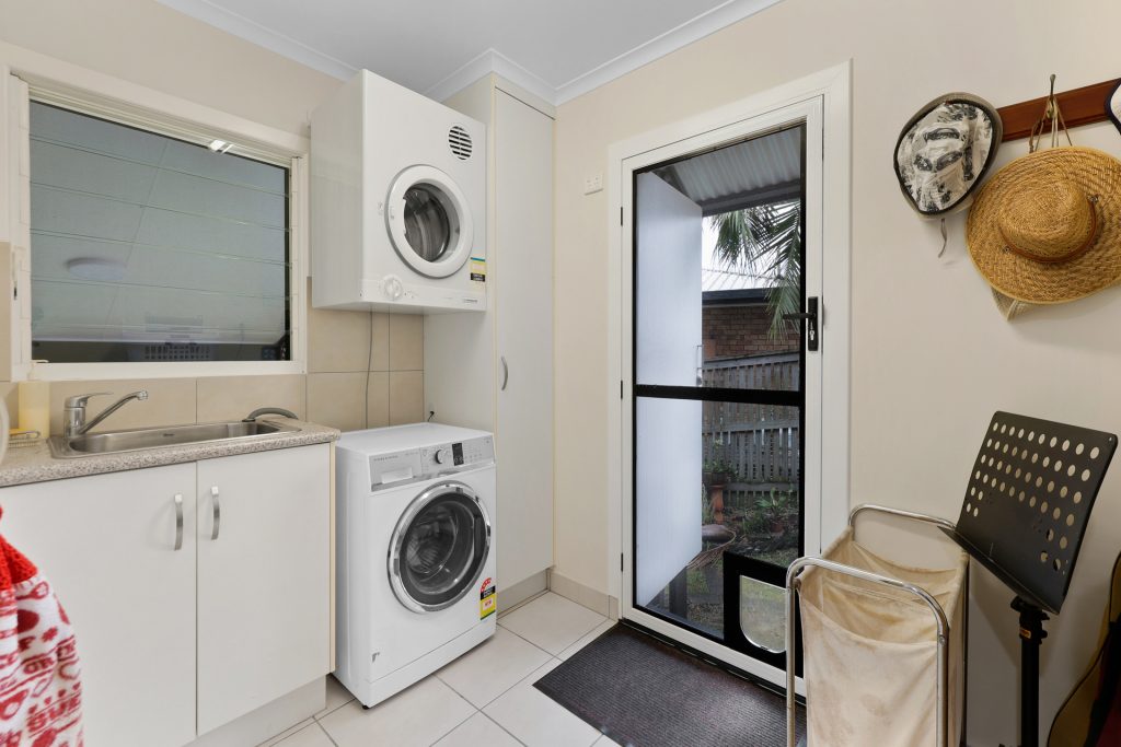 11 Kinnon Street, Glenella, QLD 4740 AUS