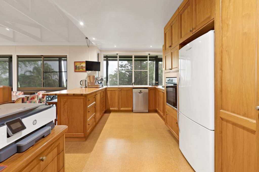 11 Kinnon Street, Glenella, QLD 4740 AUS