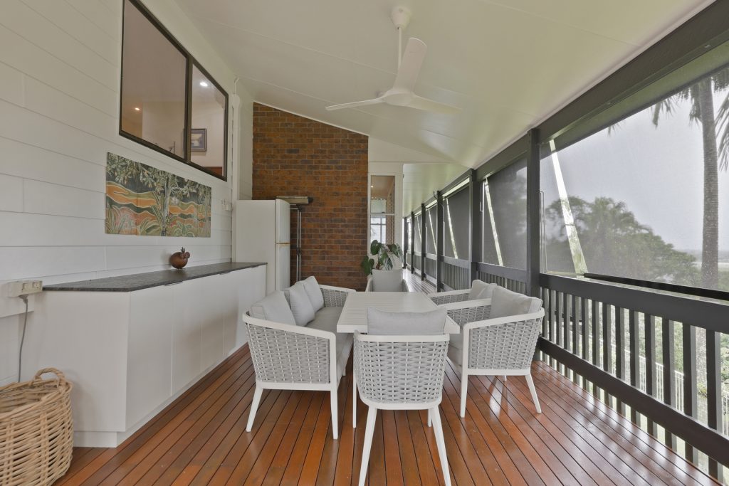 11 Kinnon Street, Glenella, QLD 4740 AUS