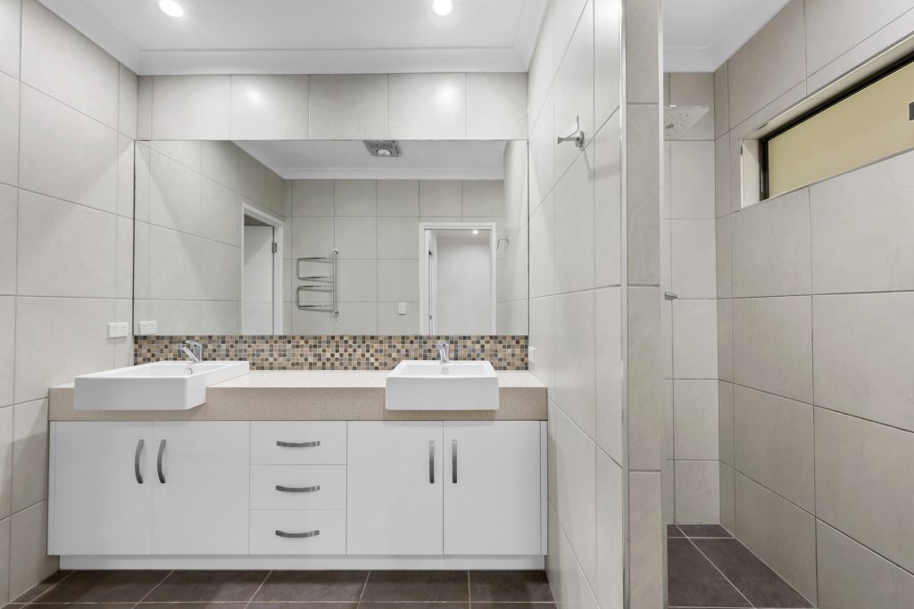 24 Anna Court, Oakenden, QLD 4741 AUS