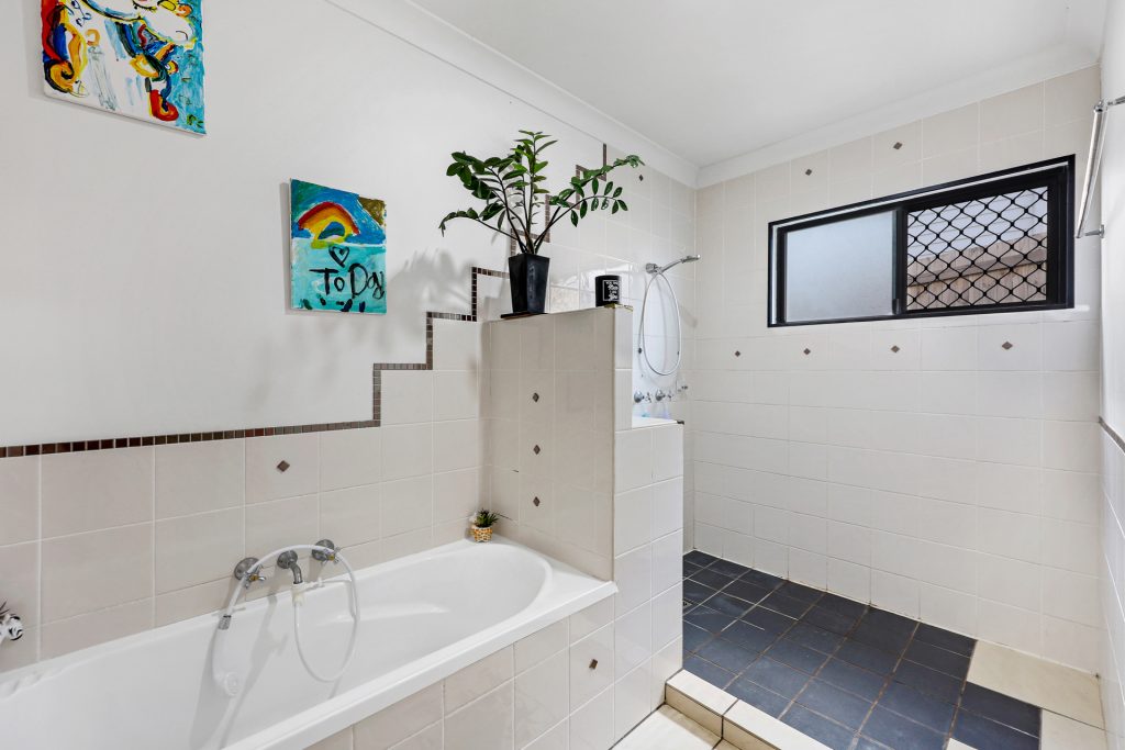 9 Vailala Rise, Rural View, QLD 4740 AUS