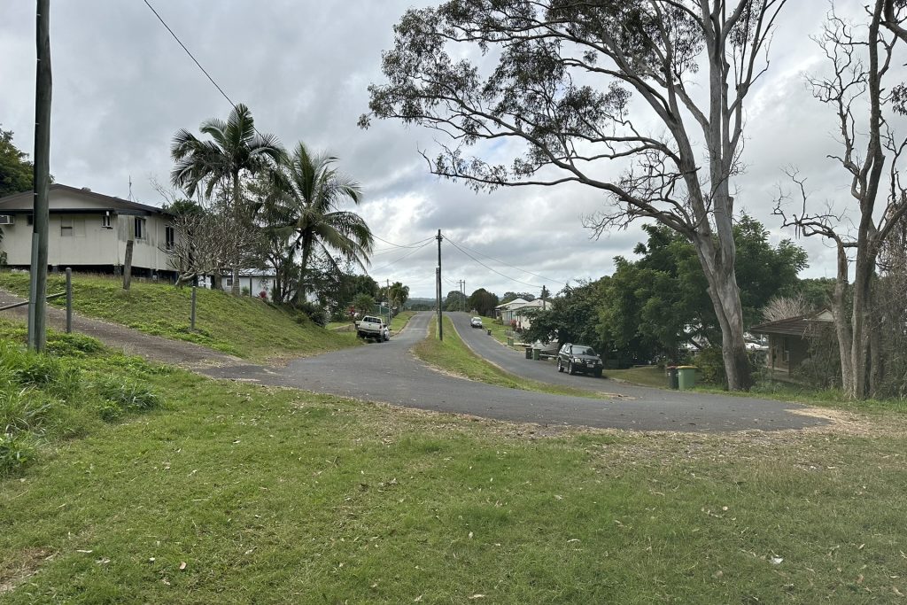 14 Diamond Crescent, Sarina, QLD 4737 AUS