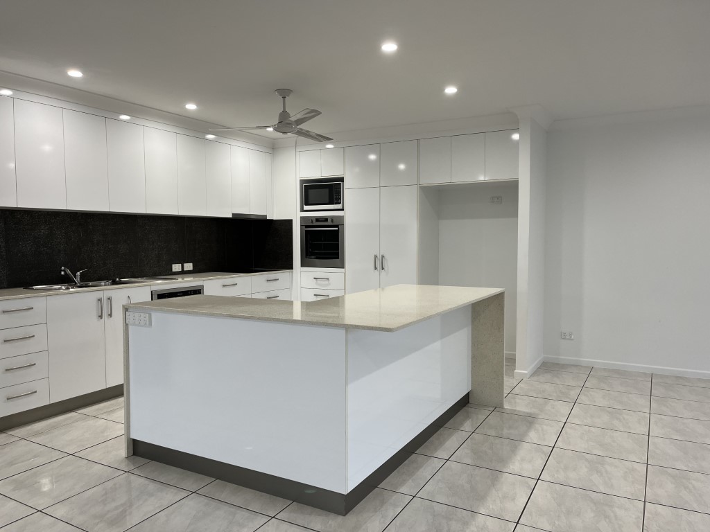 12 Lancaster Way, Ooralea, QLD 4740 AUS