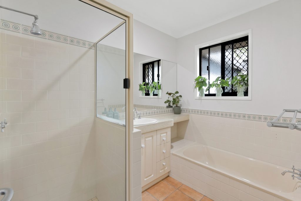 26 Dumfries Court, Beaconsfield, QLD 4740 AUS