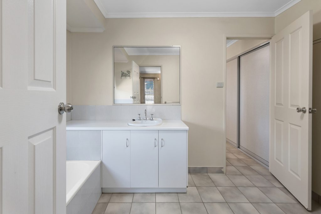 15 Charles Court, Andergrove, QLD 4740 AUS